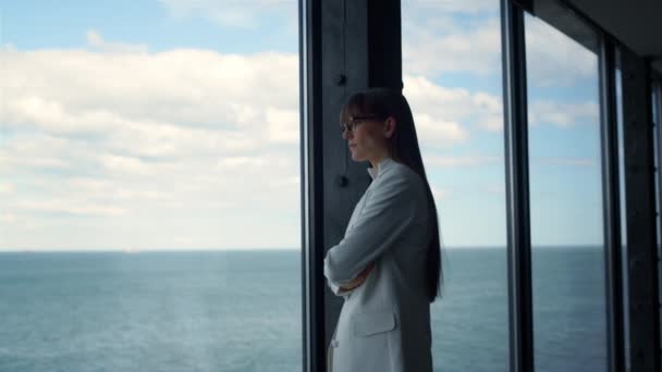 Zamyślona Kobieta Myśli Rozwiązanie Przy Oknie Panoramy Zbliżenie Menadżer Zastanawia — Wideo stockowe