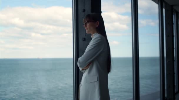 Takım Elbiseli Ciddi Bir Kadın Pencereye Yakından Bakıyor Deniz Manzarasında — Stok video