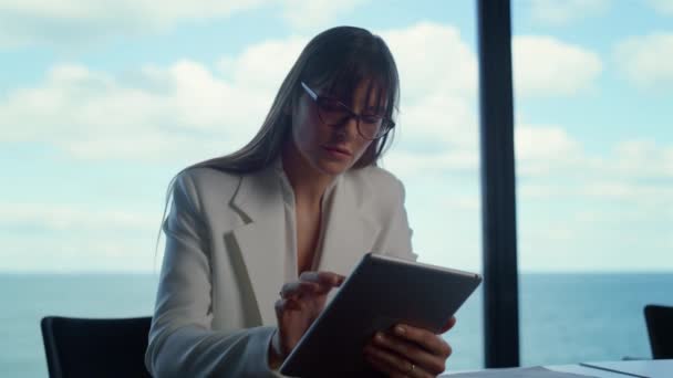 Primer Plano Mujer Negocios Tocando Tableta Ventana Panorámica Analista Negocios — Vídeo de stock