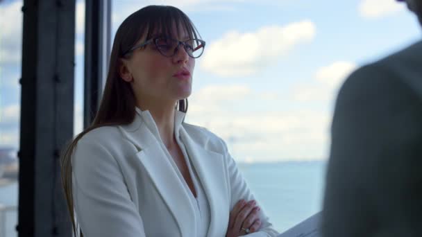 Seriöse Geschäftsfrau Spricht Managerin Fenster Des Büros Aus Nächster Nähe — Stockvideo