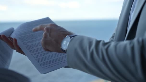 海の眺めで契約の詳細を議論するパートナー 手紙を閉じてください 認識されていないビジネスマンマネージャーは部下の労働者と財務報告をチェックする 不満を持つクライアントコンセプト — ストック動画