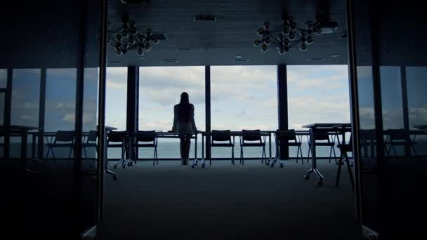 在海上特写处的工作人员侧写休息室 公司实习生在会议室后视镜休息 考虑项目问题的未获承认的女企业管理者 — 图库视频影像
