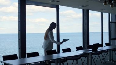Şirket yöneticisi konferans salonunda kağıtları masaya atıyor. Yatırımcı müvekkil toplantısından sonra dinlenmekten yoruldum. Hüsrana uğramış kadın konuşmacı rahatla ve sunuma hazırlan. Mutsuz kadın profesyonel..