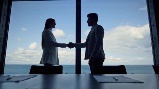 Geschäftliche Silhouetten Beim Händeschütteln Konferenzraum Zwei Manager Arbeiten Einer Betriebsvereinbarung — Stockvideo