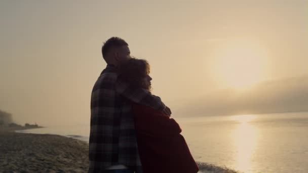 Romantik Kadın Erkek Gün Doğumunda Sahilde Dikiliyorlar Sevgi Dolu Bir — Stok video