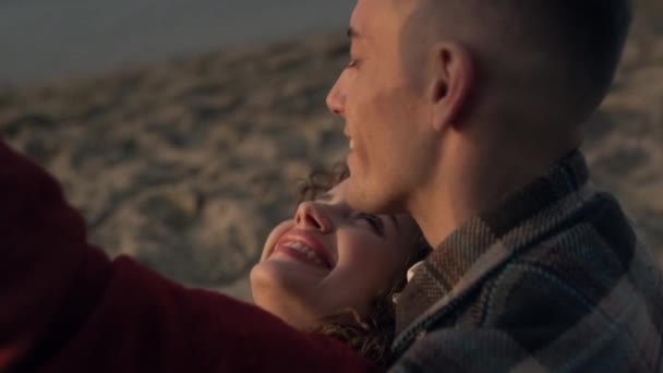 Šťastný Pár Pózující Pro Selfie Fotku Mořském Pobřeží Hravá Holka — Stock video