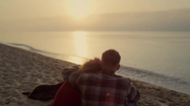 Okyanusta gün doğumuna bakan romantik bir çift. Deniz kıyısında bir kadını kucaklayan genç bir adam. Sevgili kız arkadaşın erkek arkadaşının omzuna kafa koyuyor. Sevgililer birlikte yazın tadını çıkarıyorlar. İlişki kavramı 