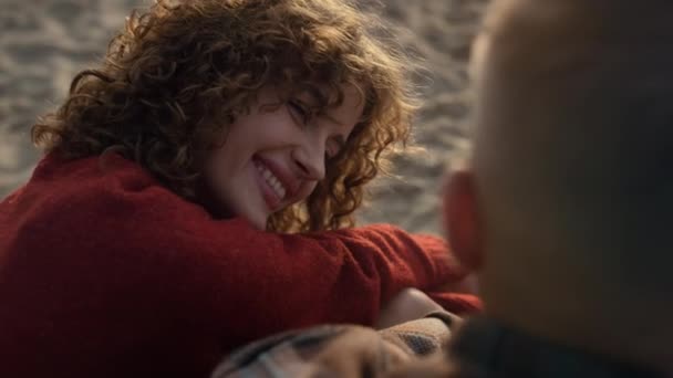 Lächelnde Frau Und Mann Beim Dating Strand Glückliches Paar Flirtet — Stockvideo
