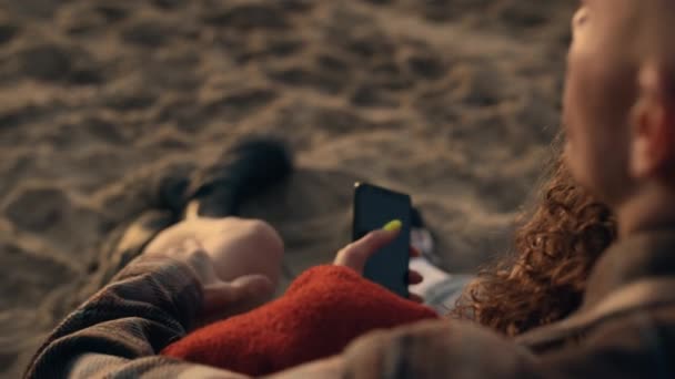 Unrecognizable Couple Enjoying Vacation Sandy Beach Closeup Young Woman Using — Stock Video