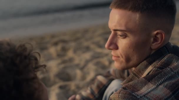 Detailní Mladý Pár Sedí Písečné Pláži Zasněný Muž Dívá Ženu — Stock video