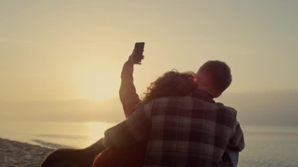 Powrót Widok Piękny Para Biorąc Selfie Zdjęcie Plaży Kochająca Kobieta — Wideo stockowe
