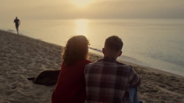 Vista Posteriore Coppia Affettuosa Godendo Vista Sull Oceano Tramonto Giovani — Video Stock