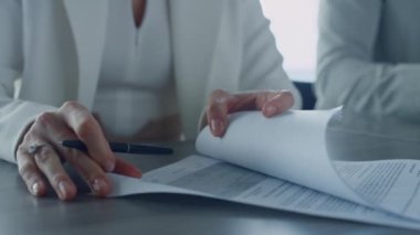 Avukatlar evrakları yakın çekimde tutuyor. Emlak yöneticisi, kontrat kontratına bakmak için müşteriyle buluşuyor. Yasal belgeleri analiz eden tanınmamış bir iş kadını. Proje belgeleri kavramı.