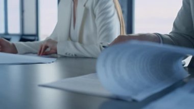 İş ekibi ofiste belgeleri kontrol ediyor. Adam el analizi raporu. Tanımlanamayan finansal ortaklar avukatlar yasal evrakları inceler. Çift boşanma sözleşmesi imzalarken okudu.