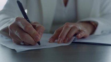 İş kadını el yazısı. Ofiste yakın çekim. Finans müdürü iş stratejisini onaylıyor. Bilinmeyen bir avukat banka müşterisi anlaşmaya imza attı. Yakın plan. Başarılı ortaklık anlaşması kavramı.