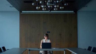 Konferans salonunda başarılı bir CEO görünümlü bilgisayar. Ofis yöneticisi çevrimiçi kontrol sorununu çözdü. Finansal analist boş toplantı odasında sunum hazırlıyor. Odaklanmış Serbest İşçi Projesi