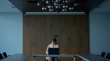 Şirket yöneticisi toplantı odasında dizüstü bilgisayar kullanıyor. Çevrimiçi mali raporları kontrol eden başarılı bir CEO. Esmer iş kadını, ofisteki konferanstan önce internete göz atın.