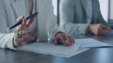 Kapalı el şirket belgelerine imza attı. Finans müdürü onay proje anlaşmasını kontrol ediyor. Tanımlanamayan boşanmış bir kadın yasal evrakları imzalamakta tereddüt ediyor. İş ortaklığı kavramı.