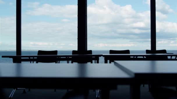 Pusty Pokój Konferencyjny Dużym Oknem Panoramicznym Morze Chmury Widok Nieba — Wideo stockowe