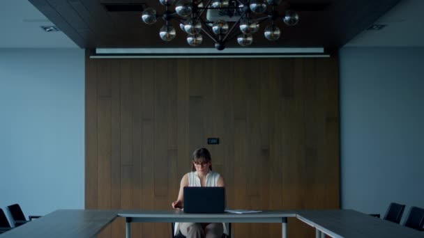 Ung Anställd Arbetar Laptop Modern Inredning Fokuserad Affärskvinna Tänker Problemlösning — Stockvideo