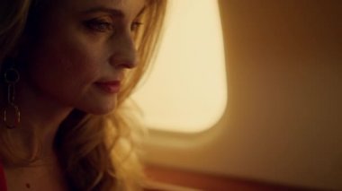 Finansal uzman uçakta bilgisayar ekranı arıyor. Kapalı eller piste dokunur. İş gezisindeki kadın çizelgeleri. Odaklanmış yönetici lombozdaki şirket istatistiklerini analiz ediyor. Zengin yaşam tarzı konsepti