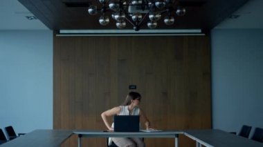 İşkadını odaklı düşünme çözümü ofiste. Sinir yöneticisi yürüme odasında tek başına mali sorunları düşünüyor. Hüsrana uğramış avukat bağımsız görünümlü bilgisayar bilgisayarı fikri çevrimiçi.