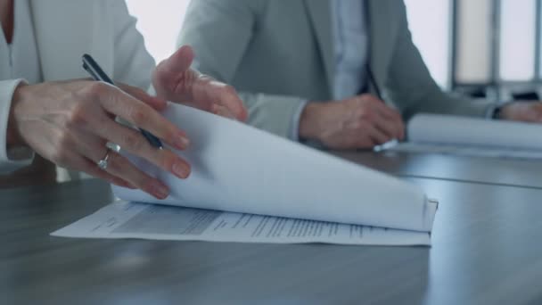 Менеджери Підписують Корпоративну Угоду Інвестором Жінка Тримає Папери Крупним Планом — стокове відео