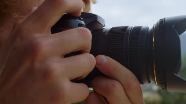 閉鎖カメラの写真家は 写真撮影の性質を取ります ブロガーの手は外で写真を撮る 休日の旅行でプロのデジタルデバイスを撮影未知の若い男 趣味の芸術的概念 — ストック動画