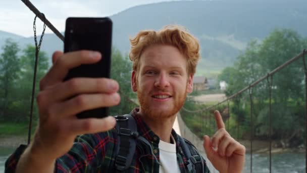 Turystyczny Podróżnik Zadzwonić Wideo Pomocą Telefonu Temat Natury Zamknij Szczęśliwy — Wideo stockowe