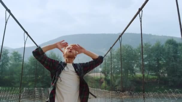 Aufgeregte Reisende Fühlen Sich Wohl Der Natur Der Berge Emotionale — Stockvideo