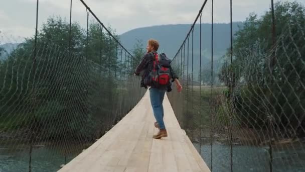 Glückliche Wanderer Genießen Das Reisen Bergwald Fröhlicher Touristensprung Auf Der — Stockvideo