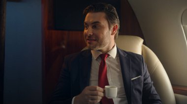 Milyoner, özel jeti yakından takip ediyor. Başarılı bir adam takım elbiseyle kahve içer. Yakışıklı bankacı şirket yöneticisi iş seyahatinin tadını çıkarıyor. Birinci sınıf kabinde dinlenen mutlu zengin beyefendi..