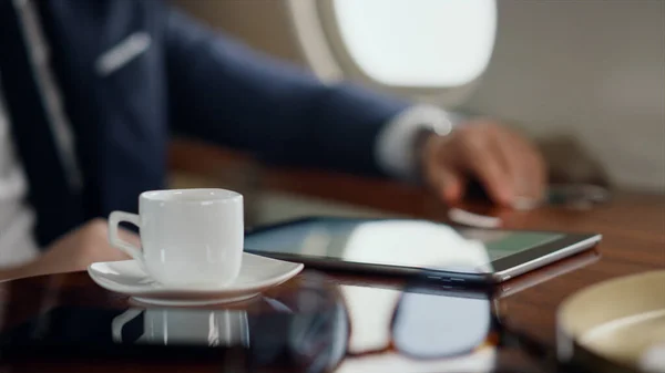 Mão Tomando Xícara Café Avião Luxo Closeup Gerente Sucesso Descansando — Fotografia de Stock