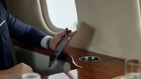 Líder Confiante Usando Tablet Viagem Avião Homem Perto Mãos Tela — Fotografia de Stock