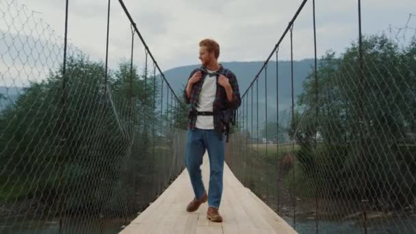 Aufgeregte Wanderer Wandern Auf Der Flussbrücke Die Berge Lächelnder Mann — Stockvideo
