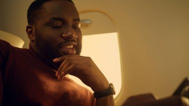 Dalgın adam cep telefonunu yakın plan çekiyor. Keyifli yolcu telefonu çevrimiçi. Düşünceli Afrikalı Amerikalı adam Webinar 'ı sosyal medya okurken izliyor. Sakallı işadamı internette e-posta haberlerini kontrol ediyor