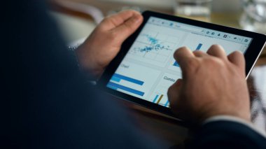 Girişimci elleri iş seyahatinde tablet kontrol, finans grafikleri kullanıyor. Tanınmayan analist dijital ekrana dokunuyor. Adam profesyonel muhasebe veri büyüme grafiklerini analiz ediyor