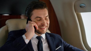 Portre başarılı iş adamından şirket uçak gezisinde ortağa. Özel jette cep telefonuyla konuşan mutlu şık bir adam. Güvenilir güler yüzlü finans müdürü vitrinde iş anlaşmasını tartışıyor.