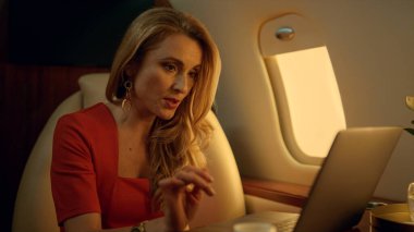 İş ortağı dizüstü bilgisayarla sohbet ediyor. Zarif bir kadın, uçakla uçan bir şirket gezisinde çalışıyor. Sanal konferans üzerine konuşan profesyonel görünümlü bir ekran. Sözleşmeli seyahat kavramı