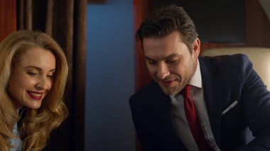 Kapalı iş çifti, jet 'te birlikte tablet bilgisayardaki pazar verilerini tartışıyor. Gülümseyen neşeli ortaklar özel birinci sınıf gezide çalışırlar. Güzel bayan şov programının patronu konuşuyor. Zengin yaşam tarzı konsepti