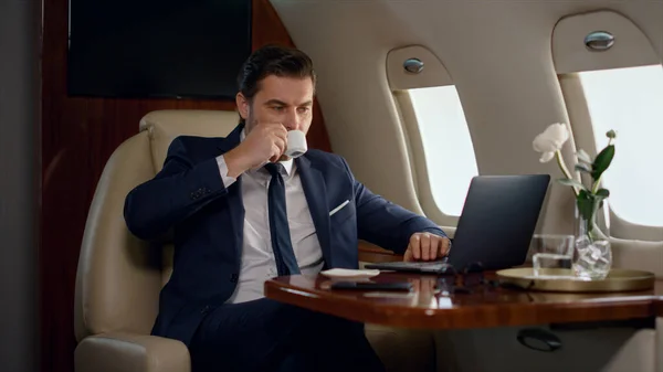 Stres Profesionální Pracovní Notebook Letadle Soustředěný Muž Popíjí Kávu Kabině — Stock fotografie
