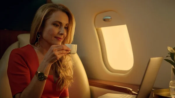 Empreendedor Feliz Navegando Internet Privado Jet Closeup Elegante Senhora Descansar — Fotografia de Stock