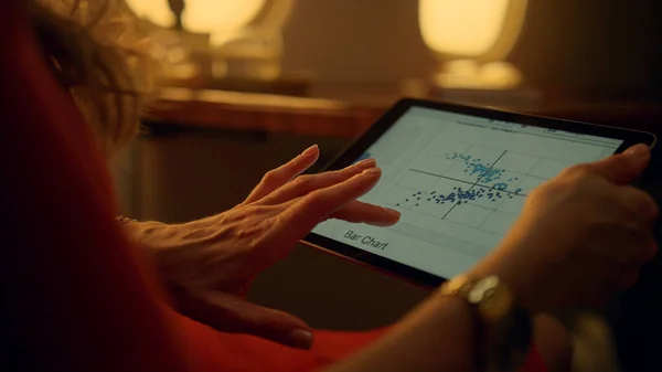 Executivo Tocando Tela Tablet Aeronave Mãos Fechadas Seguram Almofada Digital — Fotografia de Stock