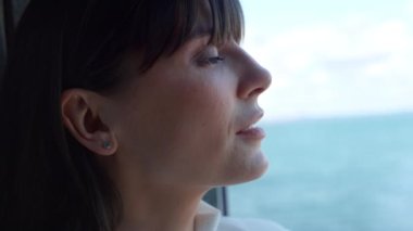 Panoramik pencereye bakan lider kadın. Okyanus manzaralı portreden hoşlanan memnun zengin iş kadını. Suya bakan lüks bir otelde düşünceli bir girişimci. İş hayatı konsepti