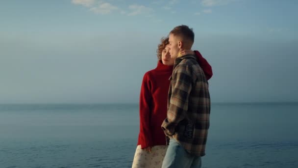 Smyslná Žena Objímající Muže Mořské Pláži Efektivní Pár Užívá Romantických — Stock video