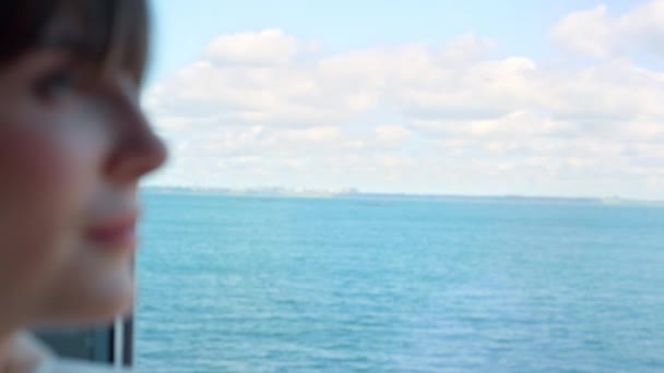 Αφεντικό Γυναίκα Ονειρεύεται Παράθυρο Θέα Στον Ωκεανό Closeup Φιλόδοξος Επαγγελματίας — Αρχείο Βίντεο
