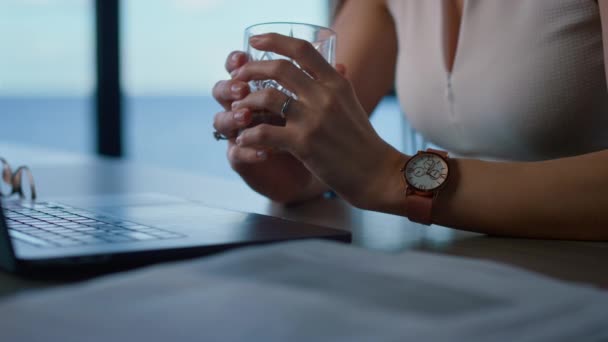 Unknown Businesswoman Working Laptop Computer Closeup Hands Hold Whiskey Glass — Vídeos de Stock