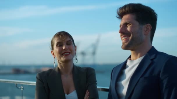 Cheerful Business Couple Talk Outdoors Closeup Smiling Partners Discuss Project — Videoclip de stoc