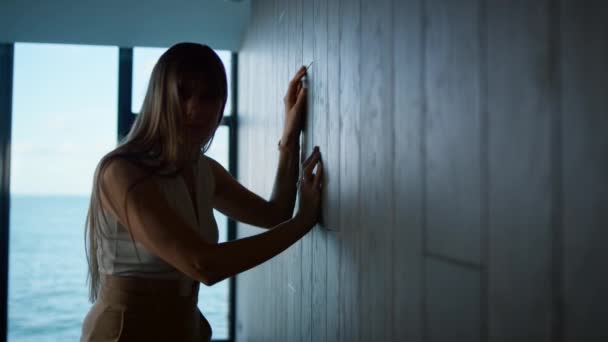 Wanita Pebisnis Yang Tertekan Dinding Ramping Jendela Panorama Sad Eksekutif — Stok Video