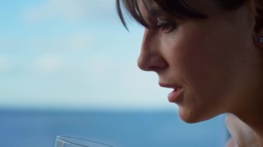 Viski içen güzel bir kadın. İş kadınının işten sonra alkol aldığını düşünüyor. Kariyer evliliği sorununu göz önünde bulundurursak serbest çalışan bir yönetici. Stresli ofis müdürü brendi bardağı tutuyor.